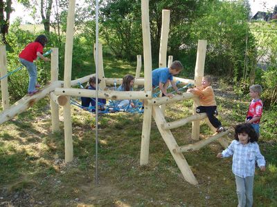 Klettergarten aus Robinien mit Netz und Kletterstange